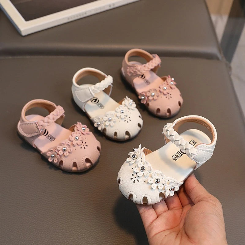 2026 New Baby Girl Cute Sandals Kids Summer Walking Shoes Soft Sole Girls Princess Beach Shoes Cute Flowers Fashion Hook&loop