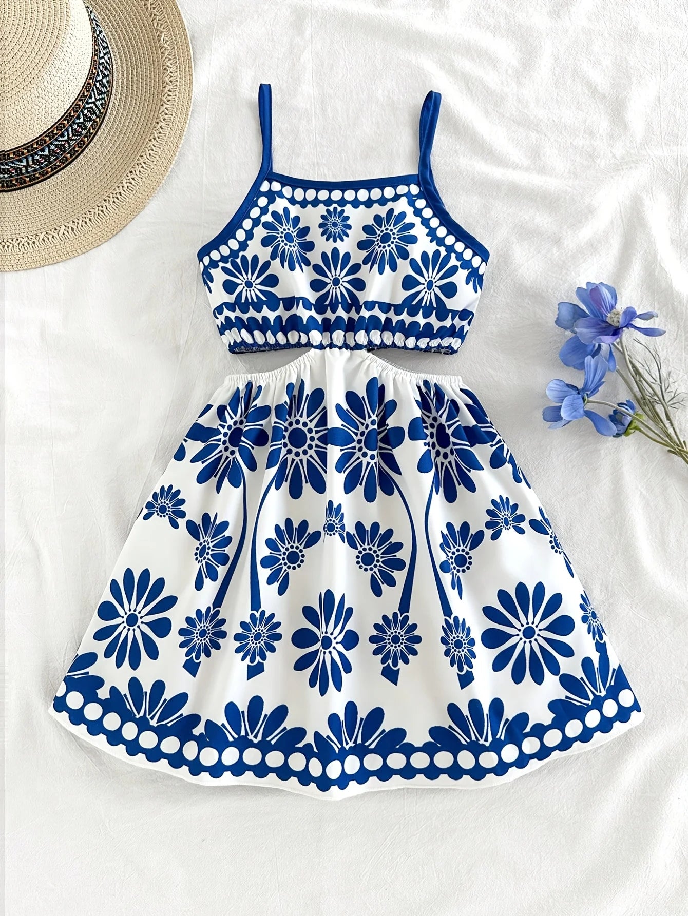 Girls' Summer Casual Dress, New Blue and White Floral Print Design, Hollow-Out Strap Dress, Blue and White Fashionable Versatile Outfit Suitable for Girls Aged 4-12, Suitable for Home and Outdoor Wear