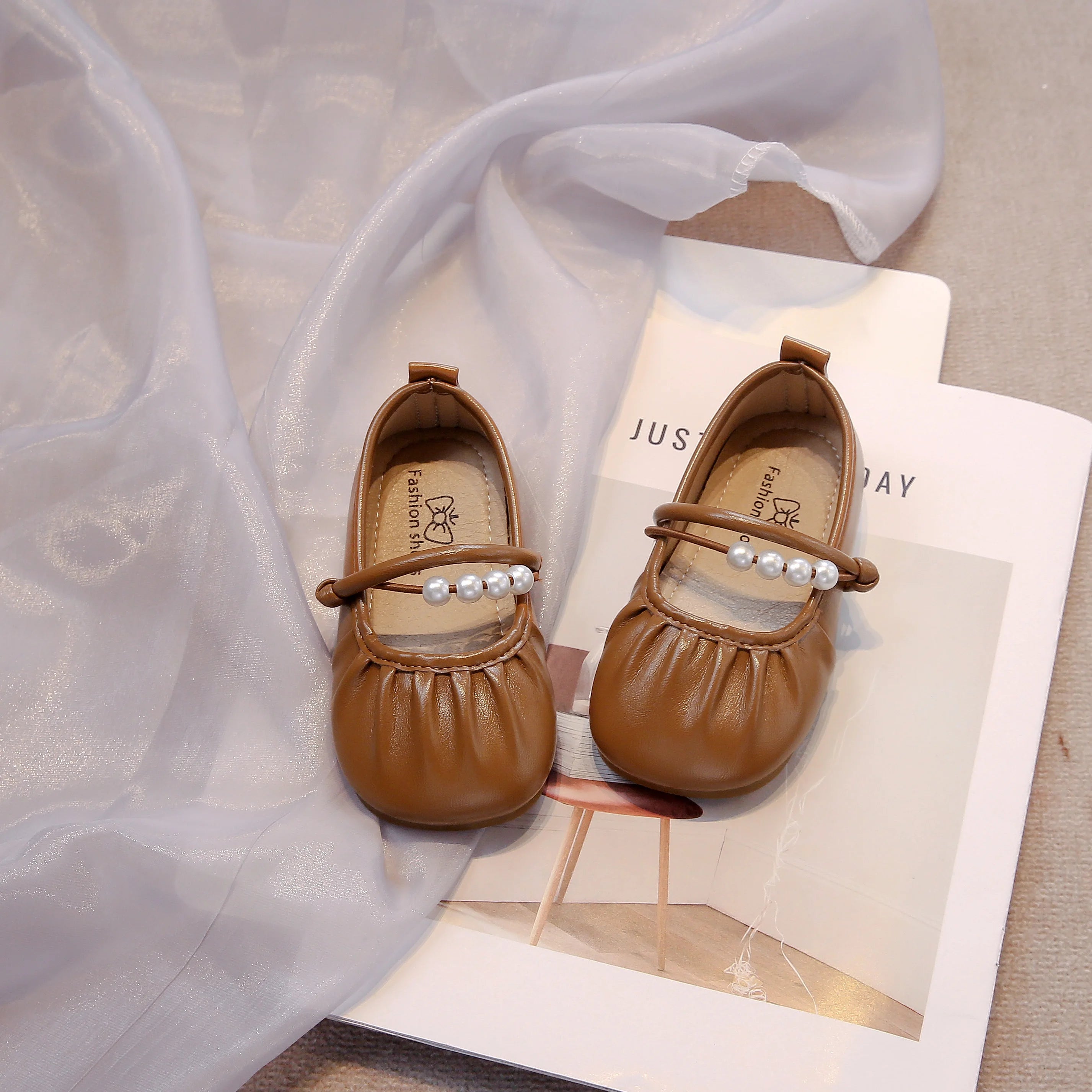 Girls Dance Shoes Soft Bottom Sweet Pleated Children Flats Elegant Round Toes 2025 Autumn New Kids Princess Shoes Pu Leather