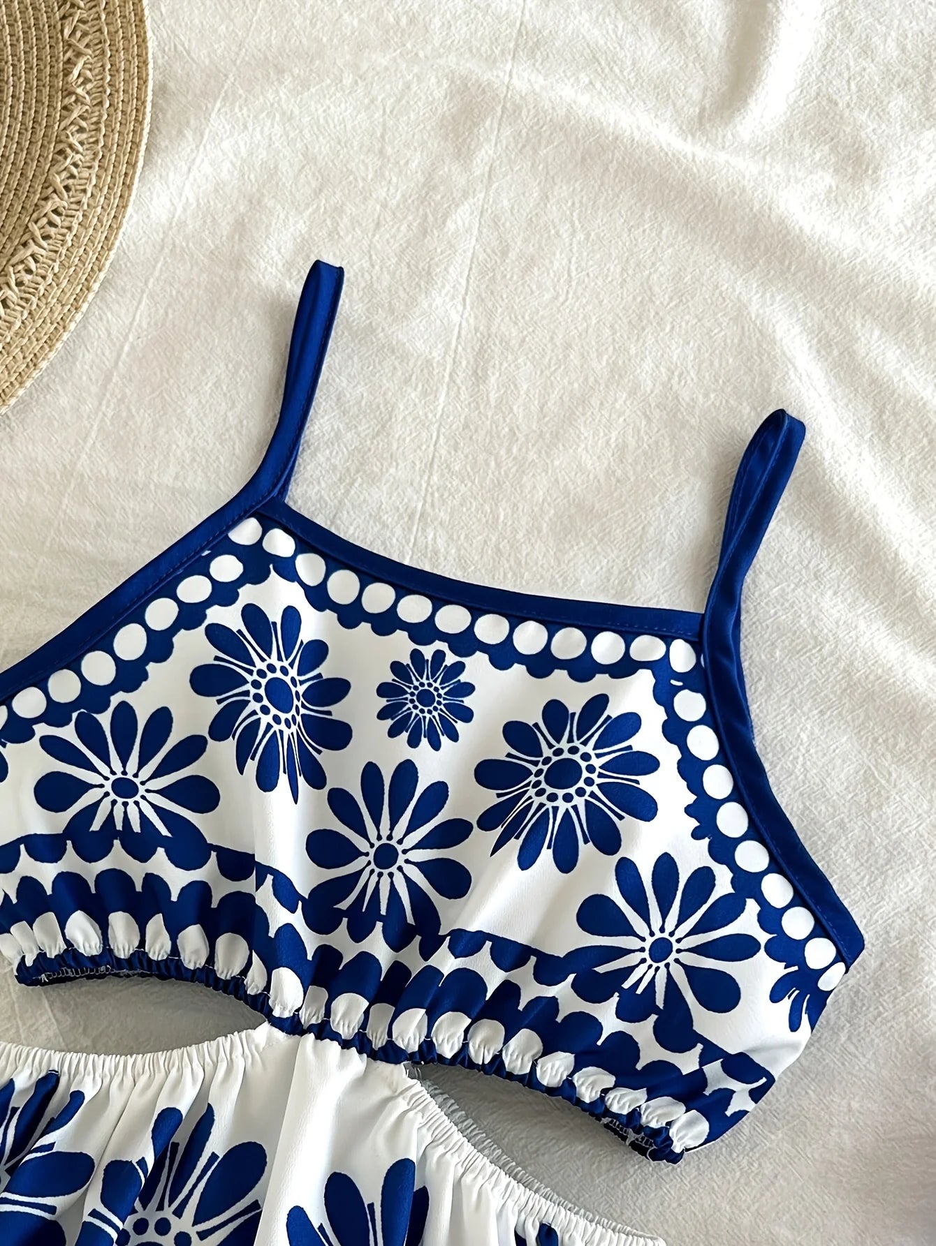 Girls' Summer Casual Dress, New Blue and White Floral Print Design, Hollow-Out Strap Dress, Blue and White Fashionable Versatile Outfit Suitable for Girls Aged 4-12, Suitable for Home and Outdoor Wear